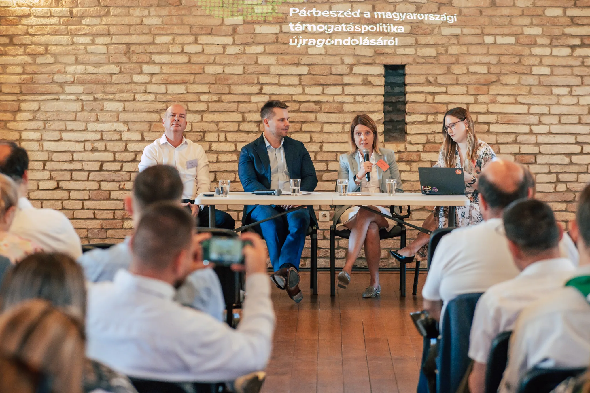 Nyitás és panel